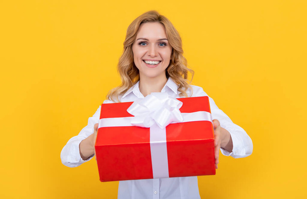 cheerful woman with big present box on yellow background - Foto, Bild
