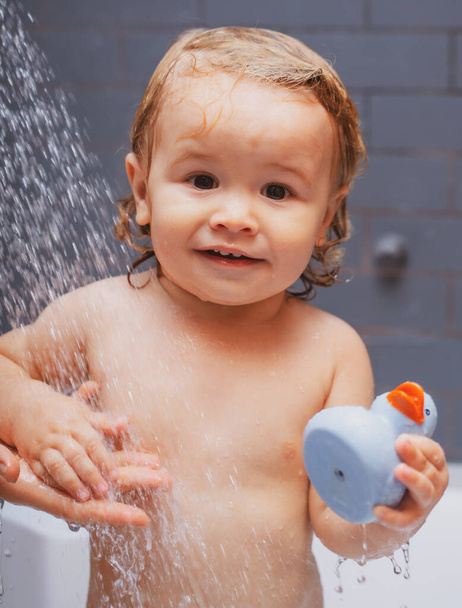 Bathing baby. Happy kid with soap foam on head. Kid shower. - Foto, Imagen