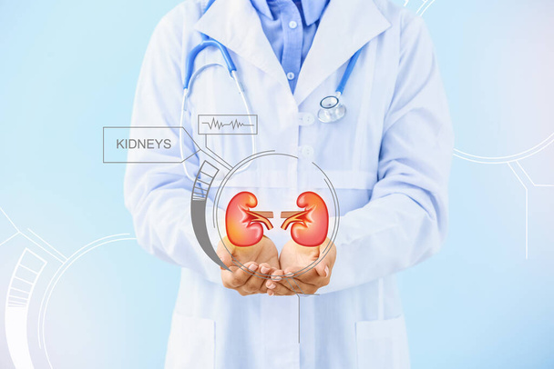 Medico e reni sullo schermo virtuale sullo sfondo azzurro - Foto, immagini