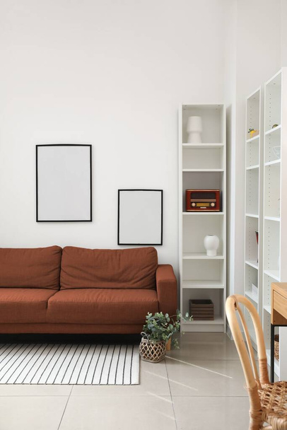A modern nappali belseje kanapéval és polccal - Fotó, kép