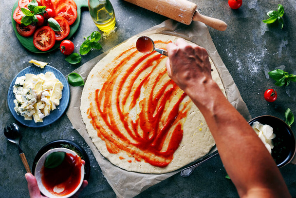 Closeup hand of chef baker making pizza at kitchen. - Foto, Bild