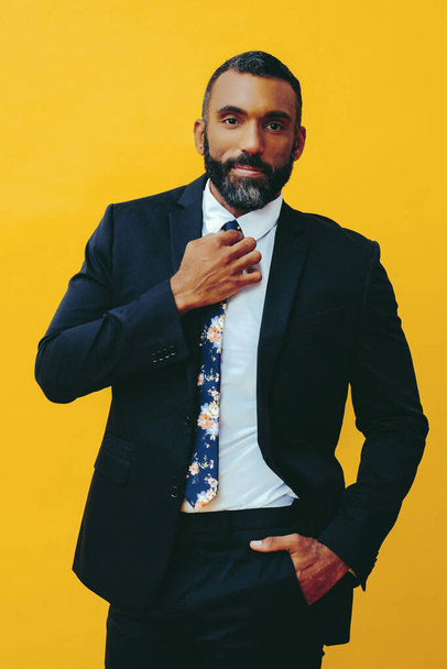 handsome bearded man in suit and tie with beard on yellow background - Foto, afbeelding