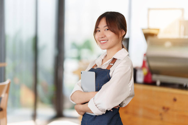 Asiático Barista café propietario sonrisa mientras que la cafetería abierta. Empresario PYME vendedor concepto de negocio. - Foto, Imagen