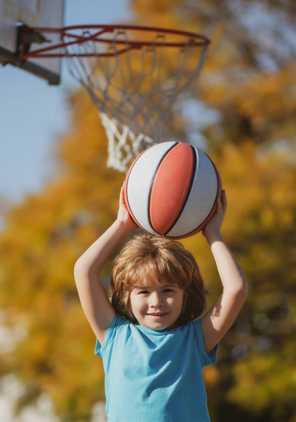 Basketbolcu çocuklar antrenman yapıyor. Basket topu küçük oyuncu. - Fotoğraf, Görsel