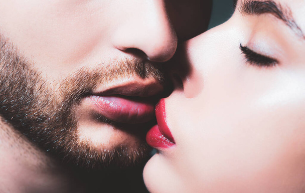 Verliefd stel zoenen. Close-up portret van zachte prachtige aantrekkelijke getrouwde mensen kussen. - Foto, afbeelding