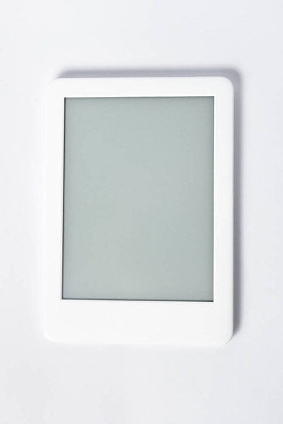 Ebook reader over geïsoleerde witte achtergrond - Foto, afbeelding