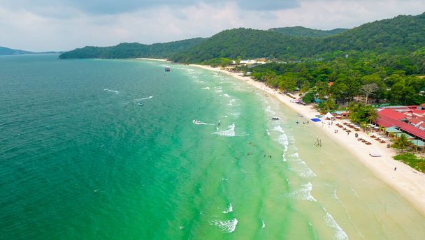 Вид с воздуха на тропический пляж на острове Фу Куок, Вьетнам. Мелкий белый песчаный пляж, красивое синее море в заливе Таиланда - Фото, изображение