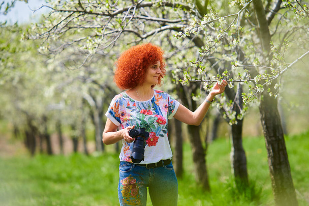Redhead curly photographer woman shooting countryside lifestyle and landscape - Foto, Imagem