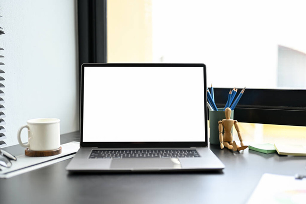 Портативний ноутбук комп'ютера білий екран макет і приладдя для офісу на сучасному темному офісному столі. крупним планом зображення
 - Фото, зображення