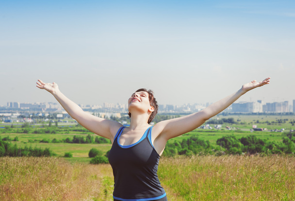 Gülümseyen fitness artı boyutu kadın güneş ışığının tadını çıkarın  - Fotoğraf, Görsel