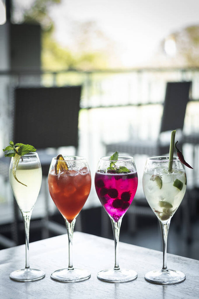 seleção mista de coquetéis de vinho spritzer com frutas na mesa de bar ao ar livre - Foto, Imagem