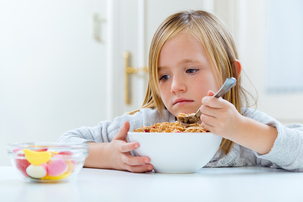Beautiful child having breakfast at home. - Foto, Imagem