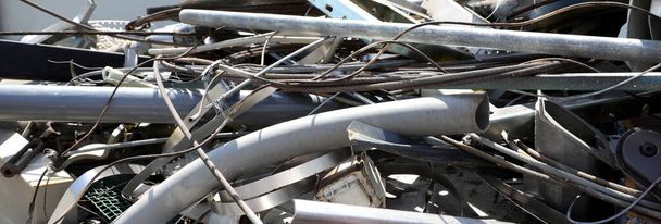 chatarra hierro aluminio y otros metales ferrosos oxidados en un vertedero reciclable - Foto, Imagen