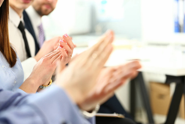 Люди плескають руки на діловій зустрічі, підтримують спікера оплесками
 - Фото, зображення