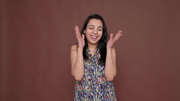 Portret modelki indyjskiej podekscytowany i pozytywnie nastawiony do wiadomości - Materiał filmowy, wideo