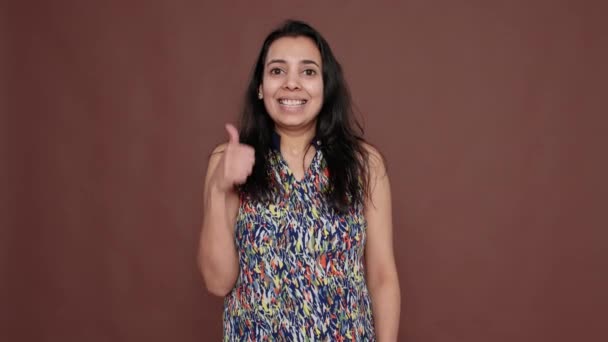 インド人女性の肖像カメラで親指をジェスチャーアップ - 映像、動画