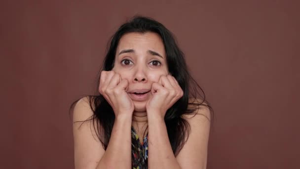 Portrait of shocked terrified adult showing fear and panic - Séquence, vidéo