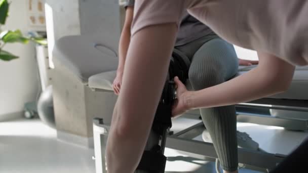 Caucasian woman with orthosis working with physical therapist. Shot with RED helium camera in 8K. - Imágenes, Vídeo