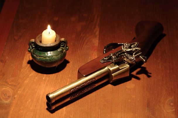 Pistola e vela antigas
 - Foto, Imagem