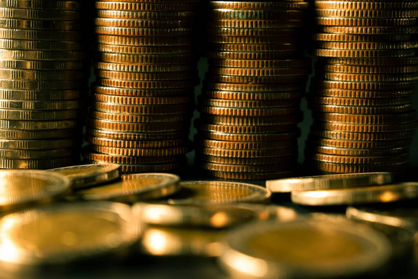 Aranyérmék halmaz a pénzügyi kincstári betéti bankszámlán megtakarítás - Fotó, kép