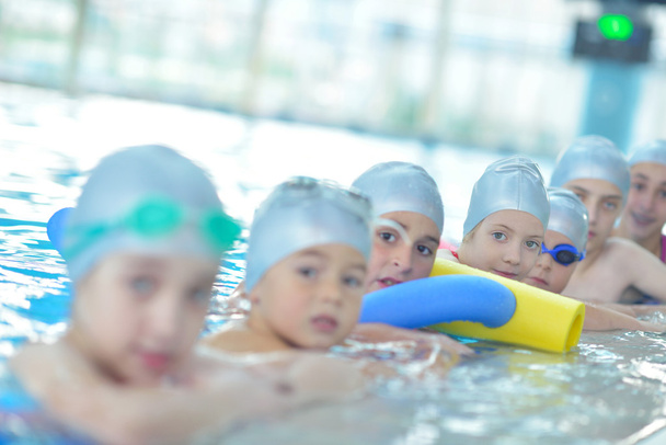 grupo de crianças felizes na piscina
 - Foto, Imagem