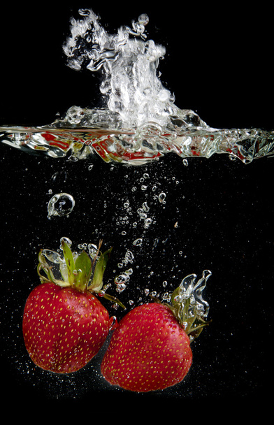 Strawberries in water - Foto, Imagen