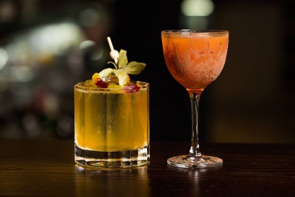Deux cocktails de boissons alcoolisées colorées avec glace servis dans le bar de la ville - Photo, image