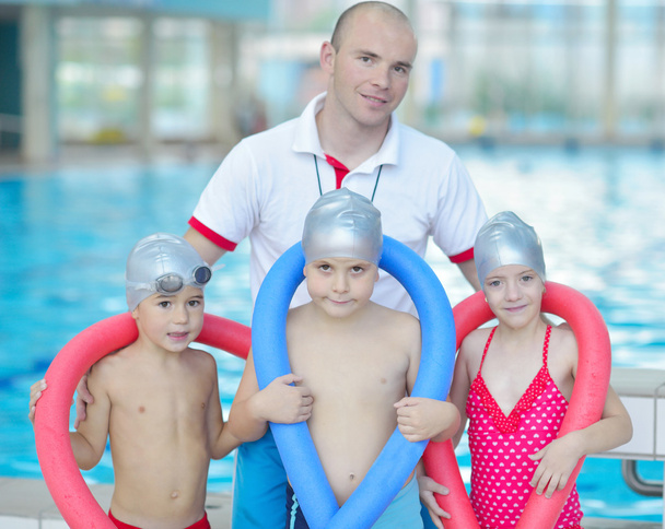 Grupy szczęśliwy dzieci na basenie - Zdjęcie, obraz
