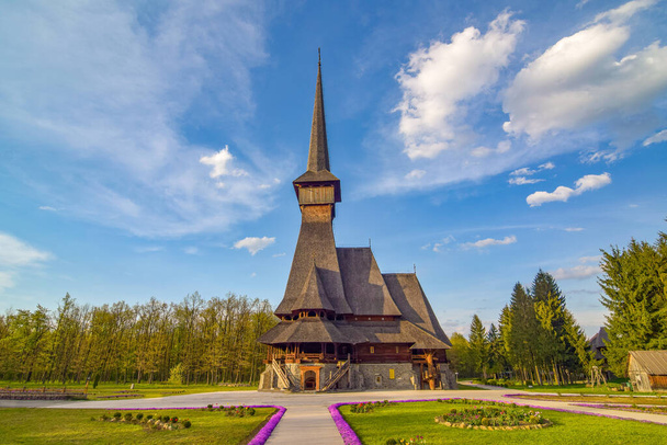 Iglesia tradicional de madera neogótica de Maramures en el monasterio de Sapanta-Peri con el campanario de madera más alto de Europa, Rumania
 - Foto, imagen
