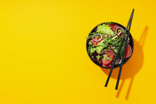 Konzept des schmackhaften Essens, Salat mit roter Orange, Platz für Text - Foto, Bild