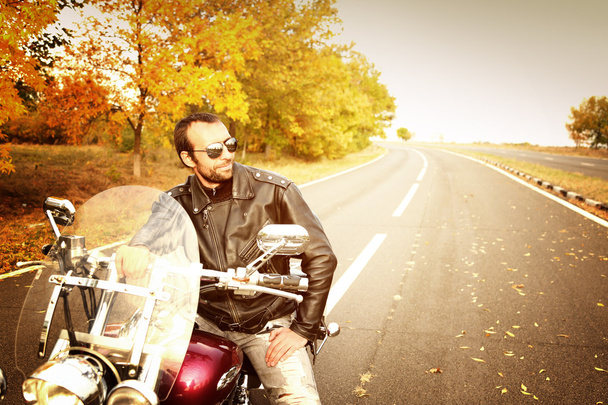 Motorkář muž sedí na kole - Fotografie, Obrázek