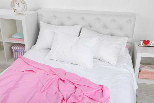 Bed in pink bed linen - Φωτογραφία, εικόνα