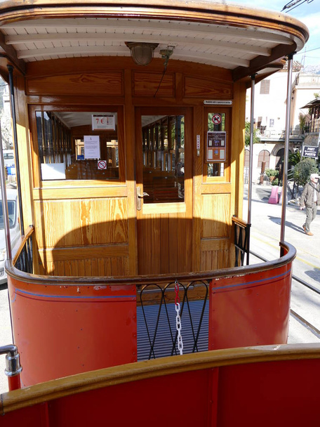 Detail kočáru historické tramvaje ze Solleru do Port de Soller v Solleru, Mallorce, na Baleárských ostrovech, ve Španělsku - Fotografie, Obrázek