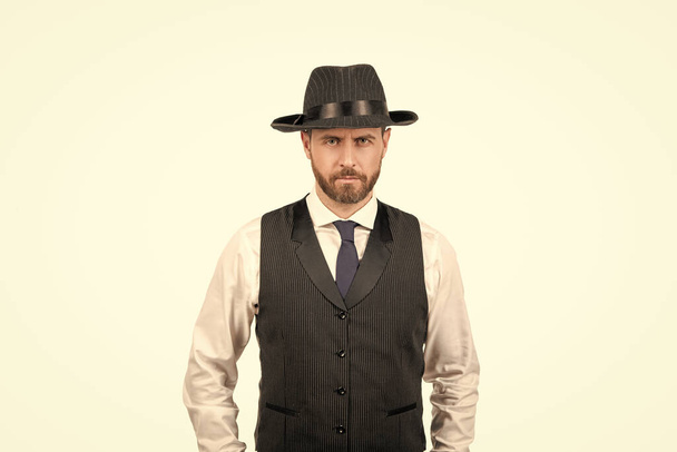 retro zakenman in business casual stijl en hoed geïsoleerd op witte achtergrond, elegantie - Foto, afbeelding