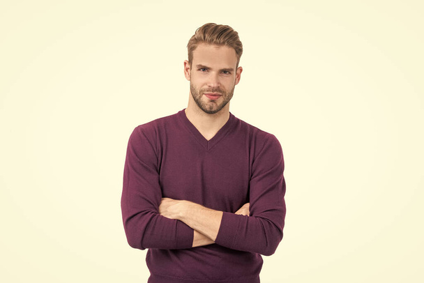 Un gars confiant porte un pull mode décontracté en gardant les bras croisés isolés sur blanc, confiance - Photo, image