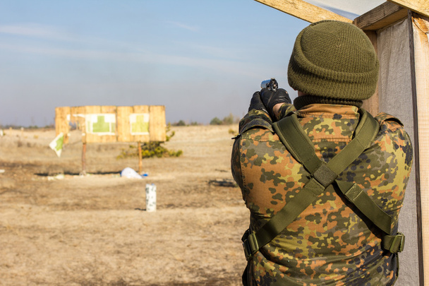 Солдат стреляет из стрелкового утюга, оружия
 - Фото, изображение