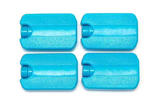 Modrý plastový mrazák prvek s gelem pro udržení potravin v chladu v chladném sáčku izolované na bílém pozadí - Fotografie, Obrázek