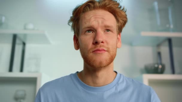 Software customer talking interview at home closeup. Ginger man doubting think - Video