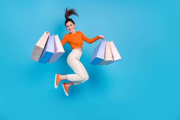 フルサイズ写真の陽気興奮クレイジー女性ジャンプアップショッピング中に黒金曜日隔離された上の青の色の背景 - 写真・画像