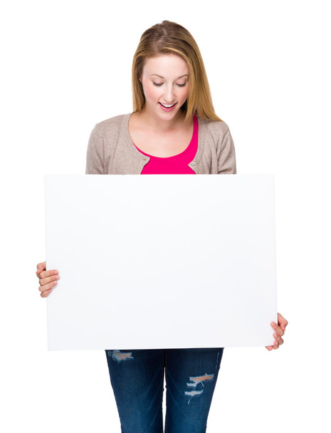 mujer mirando en blanco tablero
 - Foto, imagen