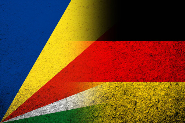 De nationale vlag van Duitsland met de vlag van de Republiek der Seychellen. Grunge achtergrond - Foto, afbeelding