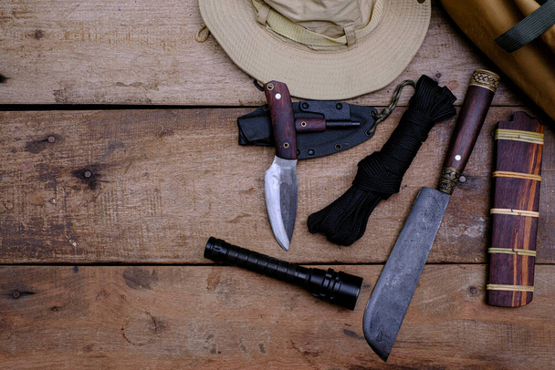 Nůž s vybavením pro přežití v lese na staré dřevěné podlaze - Fotografie, Obrázek