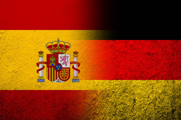 De nationale vlag van Duitsland met Koninkrijk Spanje Nationale vlag. Grunge achtergrond - Foto, afbeelding