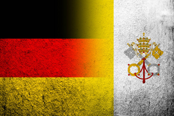 De nationale vlag van Duitsland met de nationale vlag van Vaticaanstad. Grunge achtergrond - Foto, afbeelding