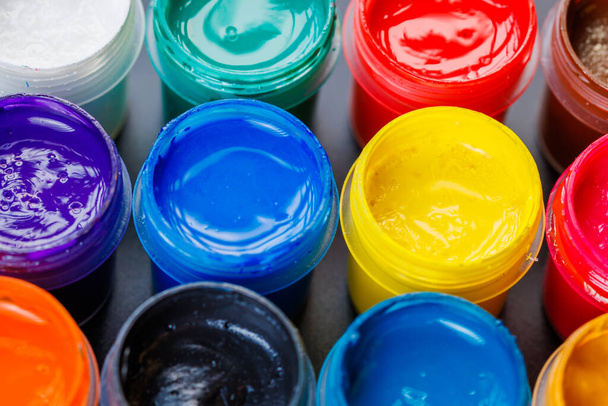 full-frame close-up background of opened small gouache paint jars - Foto, Bild