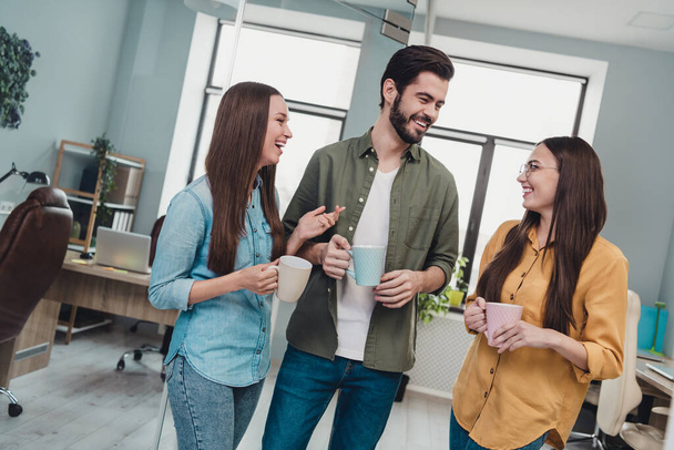 Photo of happy friendly group accountants having coffee pause laughing chatting indoors workplace workstation - Foto, Imagem