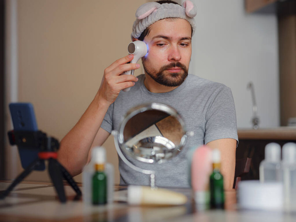 Mens beauty concept. caucAsian guy checking his skin. - Valokuva, kuva