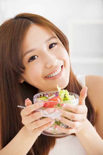 bella asiatico giovane donna mangiare insalata
 - Foto, immagini