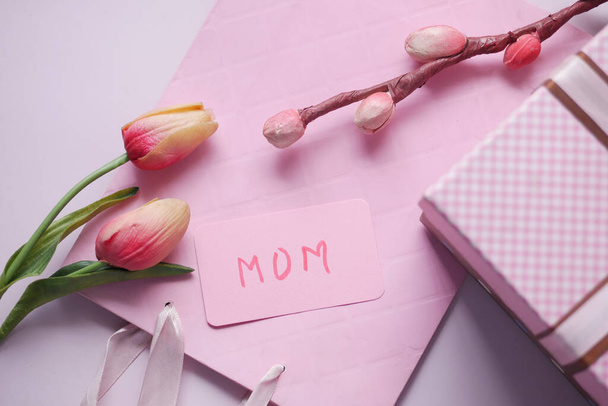 f mother day gift and flower on table. - Foto, Bild