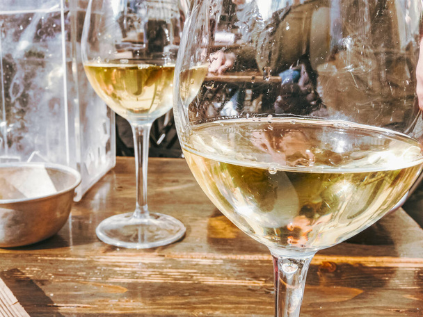 Two white wine glasses (champagne flutes) - Fotografie, Obrázek
